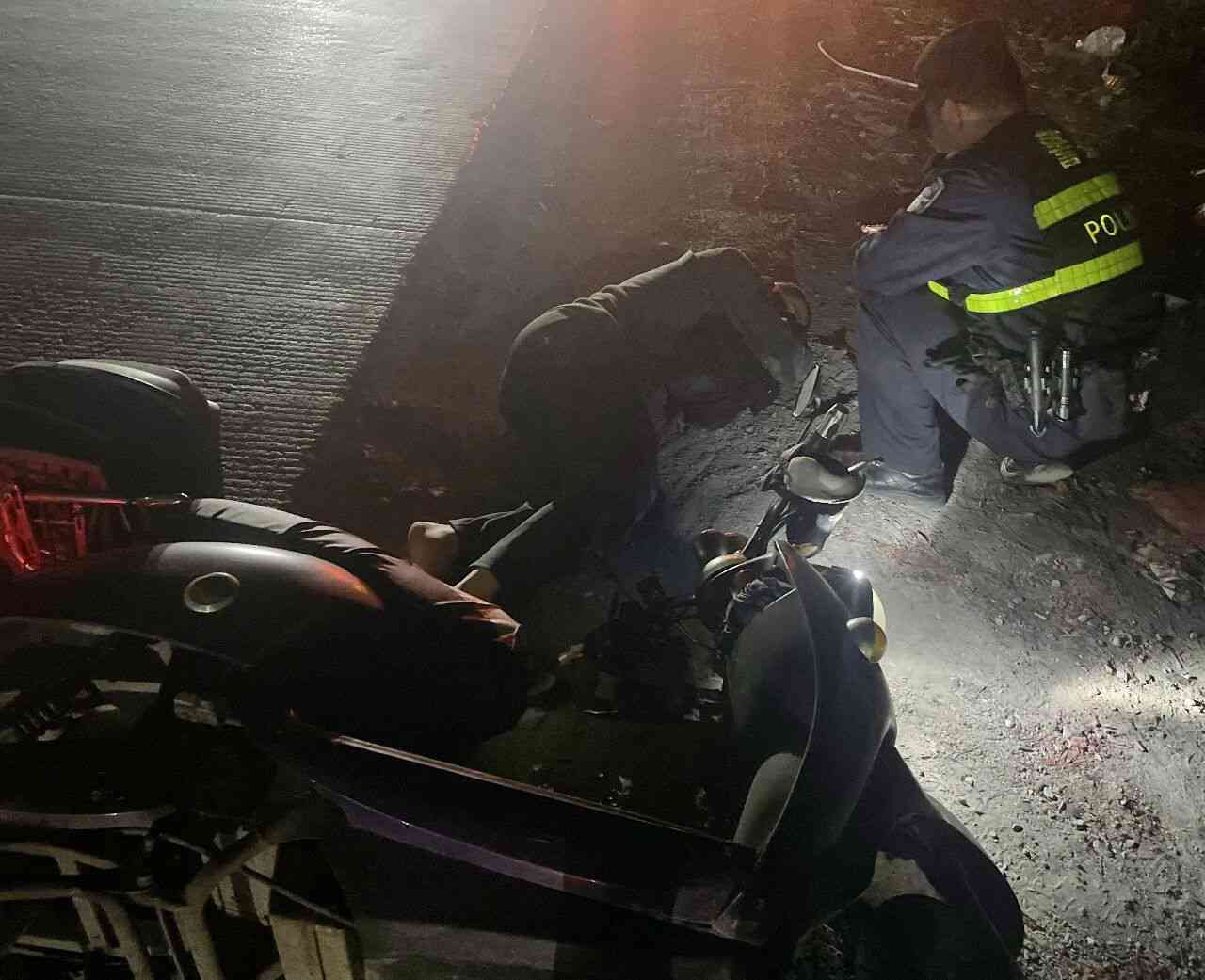 �·�������һ����ˤ���ڵأ�������Ѫ