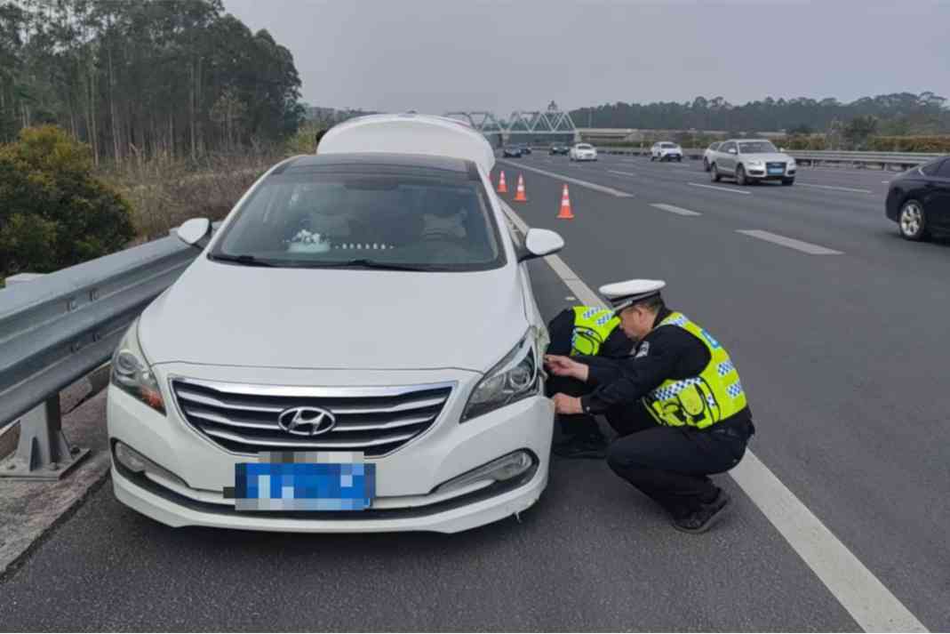 事发十字路收费站:一汽车突然爆胎